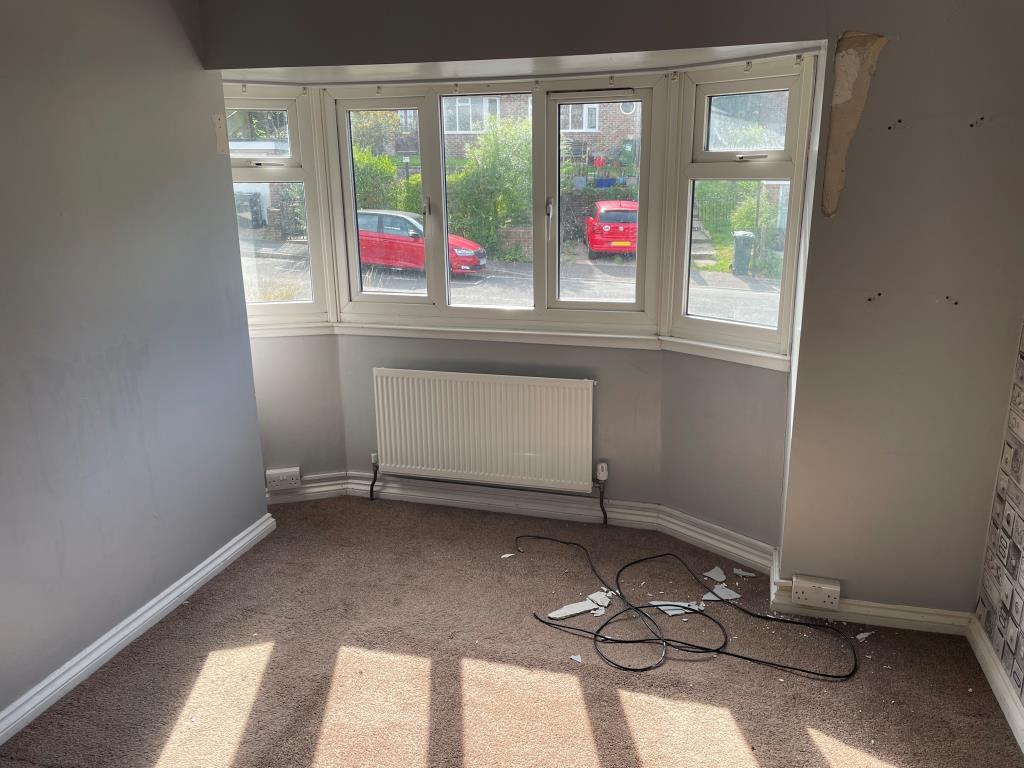 Lot: 65 - SEMI-DETACHED HOUSE WITH GARDEN AND DRIVEWAY - Main bedroom to rear